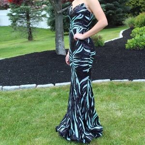Prom dress size 2. Worn once. Perfect condition. Bought $500. Blk and gr.